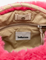 Sac Bellerose Helcro en fausse fourrure rose géranium avec doublure beige, anses en corde et poche zippée.