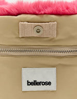 Sac Helcro Bellerose en fausse fourrure rose géranium avec doublure beige, fermeture éclair et bouton pression.