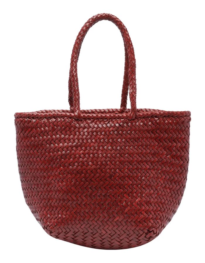 Petit sac panier Grace Basket de Dragon Diffusion en cuir tressé bordeaux, forme arrondie galbée avec tissage en diagonale et poignées tressées.