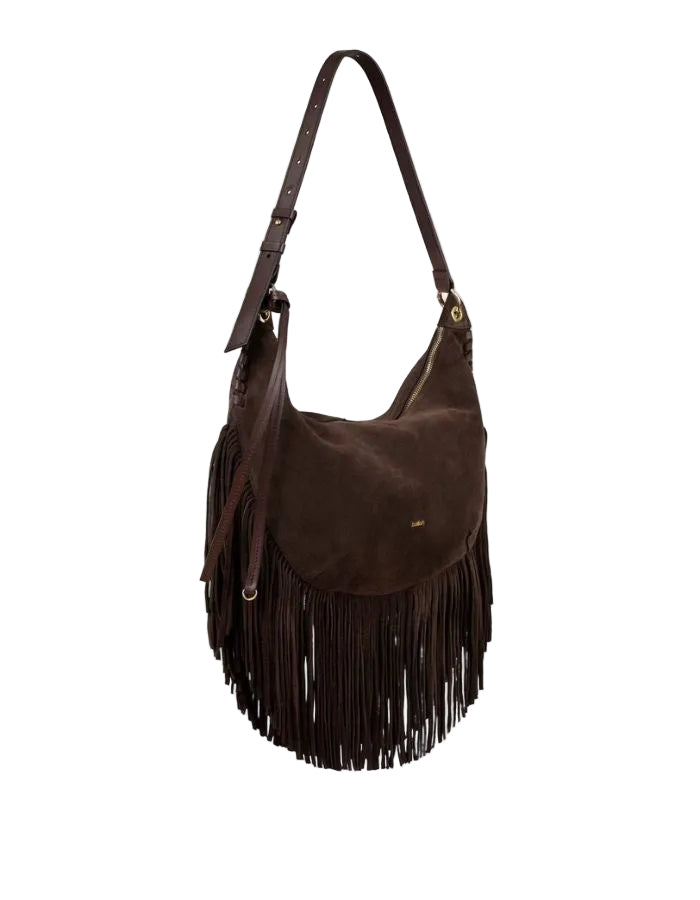 Profil du Grand sac hobo pour femme de format XL en croûte de cuir marron chocolat, modèle Franges de la marque Ba&sh. De forme arrondie en demi-lune, le sac est doté d'une fermeture zippée et se caractérise par de très longues franges en cuir suspendues sur tout le bas de sa base.
