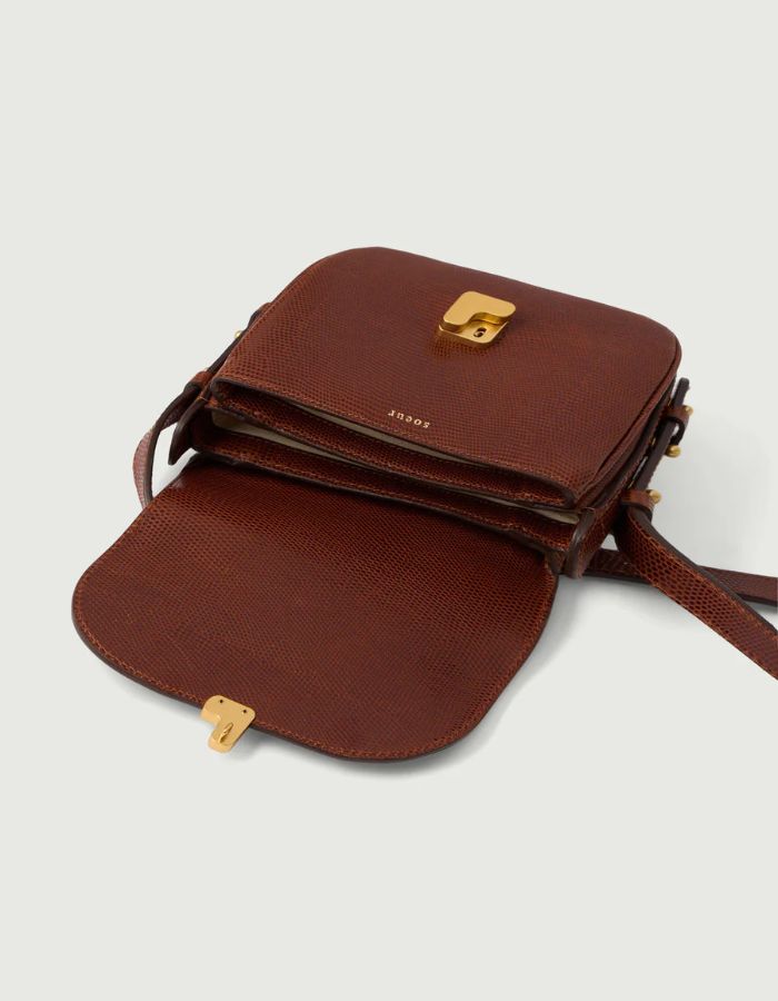 Sac Bellissima Mini Soeur en cuir caviar cognac, rabat ouvert révélant trois compartiments, fermoir monogramme doré.