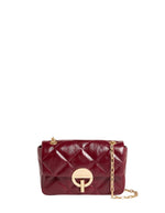 Moyen sac bandoulière pour femme en cuir de vachette craquelé bordeaux cerise avec fermoir rond doré et bandoulière chaîne, modèle Moyen Sac Moon Cuir Craquelé couleur Cerise de Vanessa Bruno.