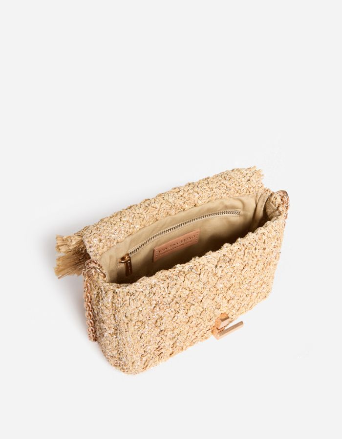 Sac Moon moyen en raphia tressé beige avec sequins, franges, fermoir rond et bandoulière chaîne.