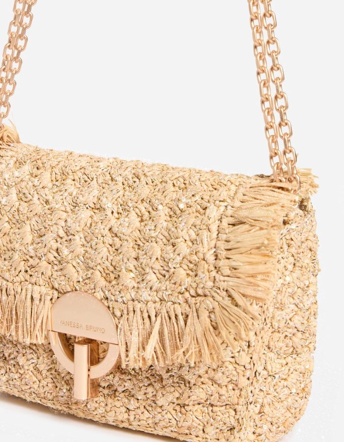 Sac Moon Moyen Vanessa Bruno en raphia tressé beige avec sequins, franges, fermoir rond doré et chaîne.