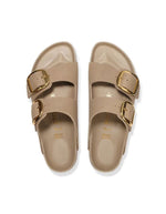 Sandales Arizona Big Buckle Birkenstock en cuir huilé Tabacco Brown avec grandes boucles dorées.