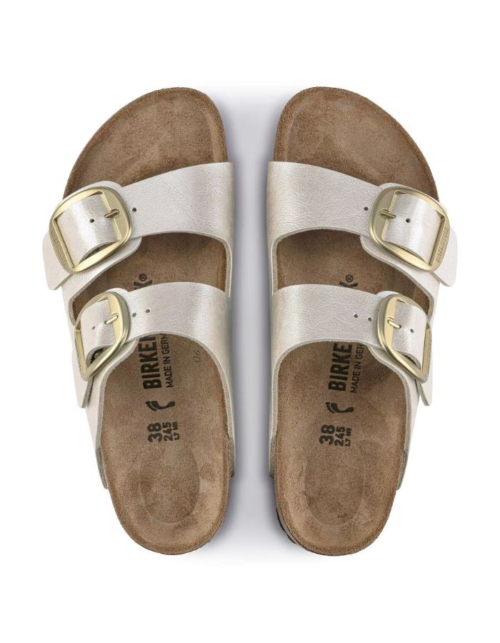 Paire de Sandales Birkenstock Arizona Big Buckle en largeur étroite. Les deux brides réglables sont en Birko-Flor® blanc nacré satiné (Graceful Pearl White) avec de grandes boucles en métal argenté, reposant sur une semelle anatomique en liège et cuir velours.