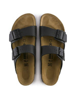 Dessus des Sandales anatomiques à deux brides noires pour homme et femme, tige en Birko-Flor avec boucles réglables et semelle en liège, modèle Arizona Narrow Black de Birkenstock.