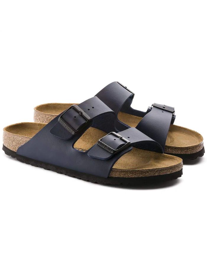 Paire de Sandales pour homme et femme Arizona bleu de la marque BIRKENSTOCK en largeur étroite. Présentent deux brides ajustables en Birko-Flor® avec boucles métalliques et la semelle anatomique iconique en liège et cuir velours.