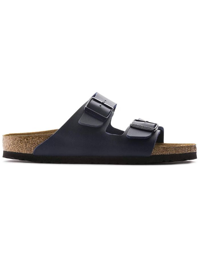 Sandales pour homme et femme Arizona bleu de la marque BIRKENSTOCK en largeur étroite. Présentent deux brides ajustables en Birko-Flor® avec boucles métalliques et la semelle anatomique iconique en liège et cuir velours.