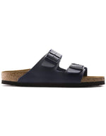 Sandales pour homme et femme Arizona bleu de la marque BIRKENSTOCK en largeur étroite. Présentent deux brides ajustables en Birko-Flor® avec boucles métalliques et la semelle anatomique iconique en liège et cuir velours.