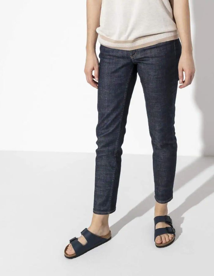 Silhouette avec les Sandales pour homme et femme Arizona bleu de la marque BIRKENSTOCK en largeur étroite. Présentent deux brides ajustables en Birko-Flor® avec boucles métalliques et la semelle anatomique iconique en liège et cuir velours.