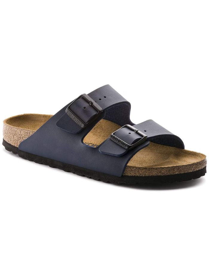 Profil des Sandales pour homme et femme Arizona bleu de la marque BIRKENSTOCK en largeur étroite. Présentent deux brides ajustables en Birko-Flor® avec boucles métalliques et la semelle anatomique iconique en liège et cuir velours.