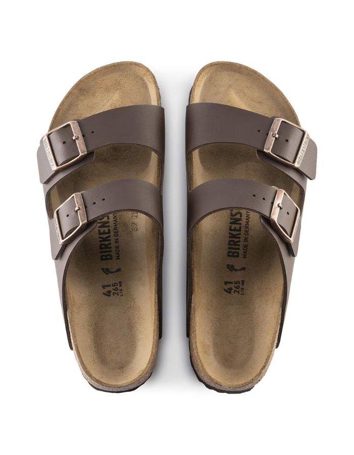 Dessus des Sandales anatomiques à deux brides marron foncé pour homme et femme, tige en Birko-Flor avec boucles réglables et semelle en liège, modèle Arizona Narrow Dark Brown de Birkenstock.