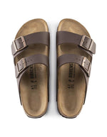Dessus des Sandales anatomiques à deux brides marron foncé pour homme et femme, tige en Birko-Flor avec boucles réglables et semelle en liège, modèle Arizona Narrow Dark Brown de Birkenstock.