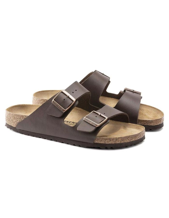 Paire de Sandales anatomiques à deux brides marron foncé pour homme et femme, tige en Birko-Flor avec boucles réglables et semelle en liège, modèle Arizona Narrow Dark Brown de Birkenstock.