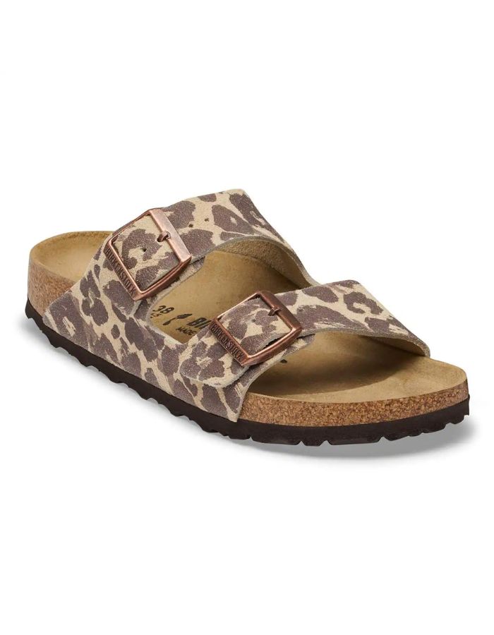 Sandales d'été pour femme modèle Arizona de la marque Birkenstock, en cuir velours à imprimé léopard Leo Sandcastle beige et marron. Présentent deux brides larges réglables avec des boucles en métal noir et la célèbre semelle anatomique en liège naturel.