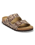 Sandales d'été pour femme modèle Arizona de la marque Birkenstock, en cuir velours à imprimé léopard Leo Sandcastle beige et marron. Présentent deux brides larges réglables avec des boucles en métal noir et la célèbre semelle anatomique en liège naturel.