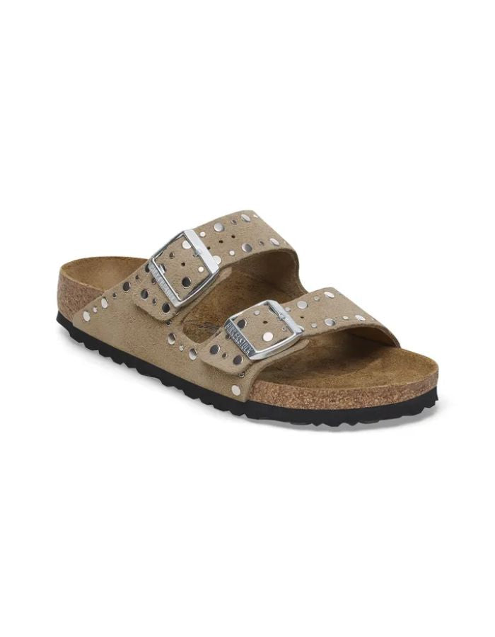 Sandales Birkenstock Arizona Rivets en cuir velours taupe avec deux brides et boucles métalliques.