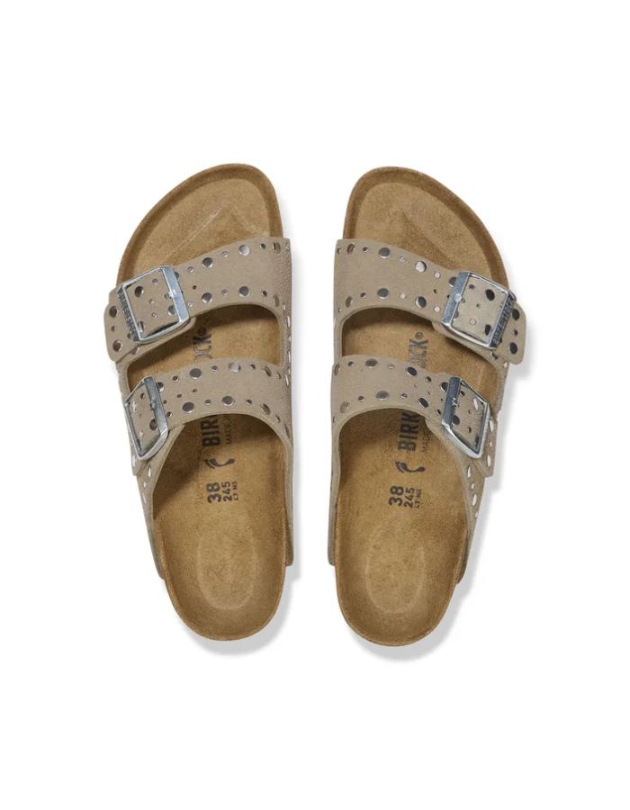 Sandales Birkenstock Arizona Rivets en cuir velours taupe avec deux brides réglables et boucles métalliques.