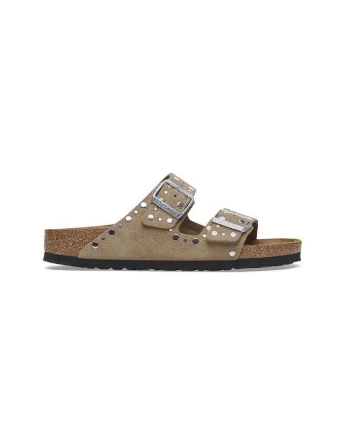 Sandales Birkenstock Arizona Rivets en cuir velours taupe avec deux brides et boucles ardillon.