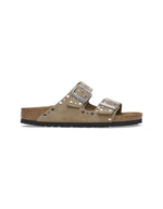 Sandales Birkenstock Arizona Rivets en cuir velours taupe avec deux brides et boucles ardillon.