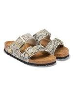 Paire de Sandales pour pieds fins en largeur Narrow, modèle emblématique Arizona Rivet Logo de la marque Birkenstock. Confectionnées en cuir velours souple de couleur claire beige huître Snake Oyster, elles présentent deux brides horizontales ajustables avec boucles en métal, un rivet logo et la célèbre semelle anatomique marron en liège naturel