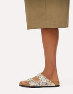 Silhouette avec les Sandales pour pieds fins en largeur Narrow, modèle emblématique Arizona Rivet Logo de la marque Birkenstock. Confectionnées en cuir velours souple de couleur claire beige huître Snake Oyster, elles présentent deux brides horizontales ajustables avec boucles en métal, un rivet logo et la célèbre semelle anatomique marron en liège naturel