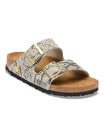 Sandales pour pieds fins en largeur Narrow, modèle emblématique Arizona Rivet Logo de la marque Birkenstock. Confectionnées en cuir velours souple de couleur claire beige huître Snake Oyster, elles présentent deux brides horizontales ajustables avec boucles en métal, un rivet logo et la célèbre semelle anatomique marron en liège naturel