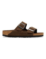 Proil des Sandales Birkenstock modèle Arizona avec chaussant étroit. Présente deux brides ajustables en cuir velours souple de couleur marron foncé Carafe avec des boucles en métal assorties, montées sur la célèbre semelle anatomique en liège avec lit de pied souple.