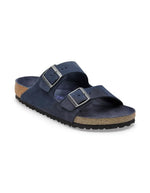 Sandales Birkenstock Arizona en cuir velours bleu marine avec deux boucles métalliques et semelle en liège.