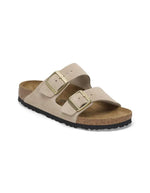 Sandales Birkenstock Arizona en cuir velours couleur Sandcastle avec deux brides réglables et boucles dorées.