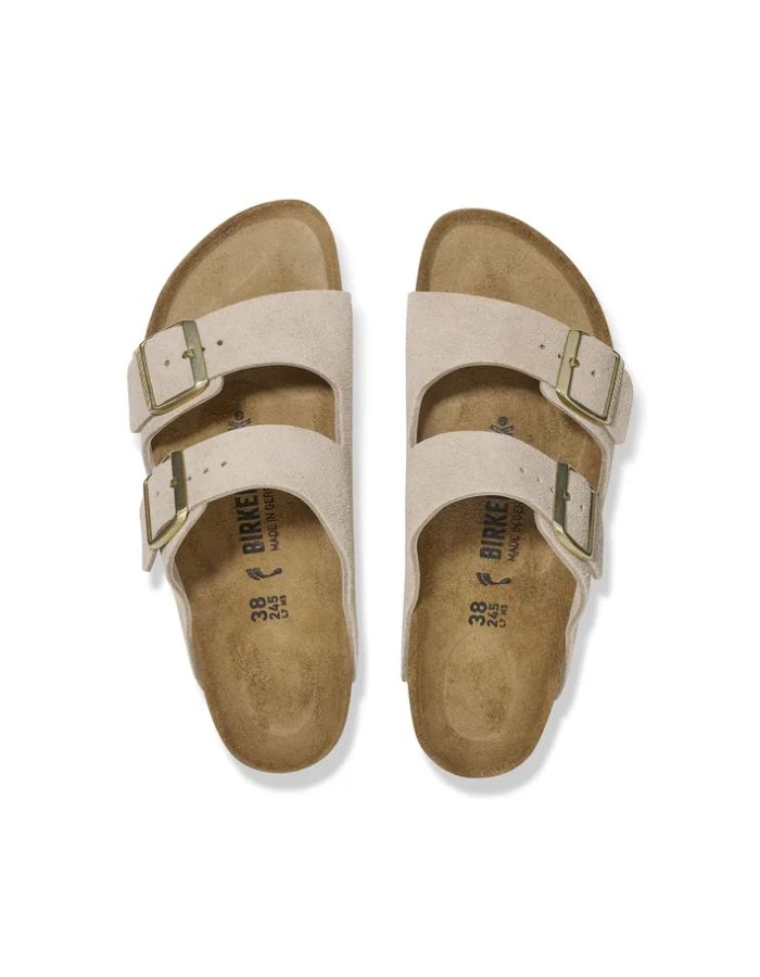 Sandales Birkenstock Arizona en cuir velours couleur Sandcastle, avec deux brides réglables et boucles dorées.