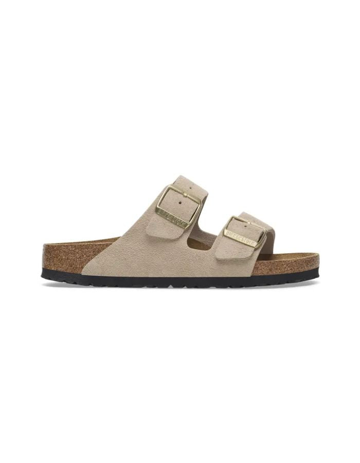 Sandales Birkenstock Arizona en cuir velours couleur sandcastle avec deux brides réglables et semelle en liège.