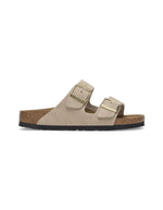 Sandales Birkenstock Arizona en cuir velours couleur sandcastle avec deux brides réglables et semelle en liège.
