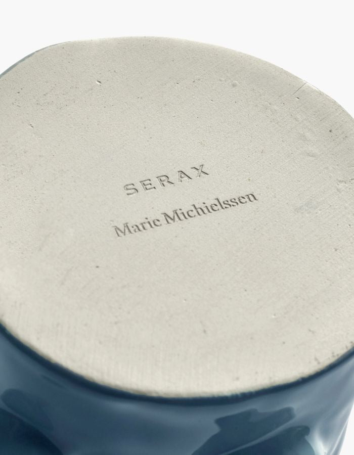 Signature sur l'ensemble de 3 petits vases en céramique émaillée aux teintes bleu canard, corail et jaune moutarde aux motifs sculptés variés