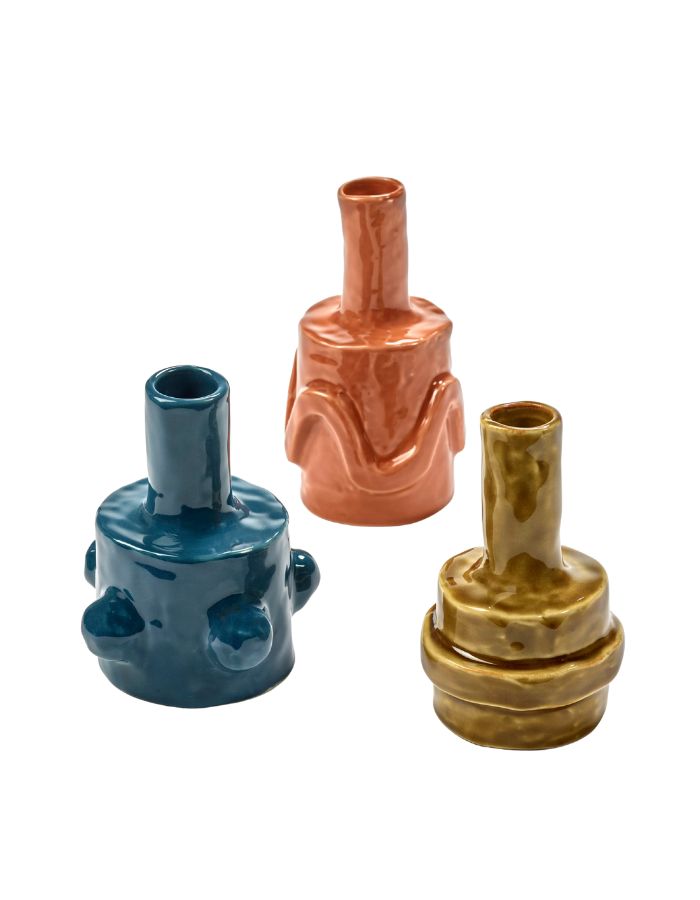 3 petits vases en céramique émaillée aux teintes bleu canard, corail et jaune moutarde aux motifs sculptés variés