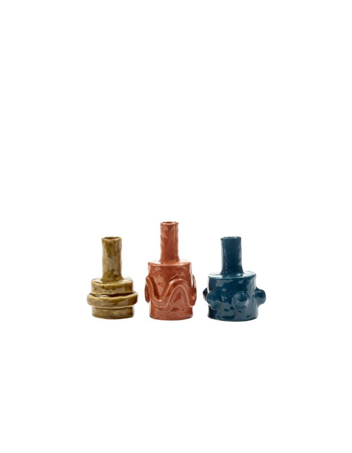 Ensemble de 3 petits vases en céramique émaillée aux teintes bleu canard, corail et jaune moutarde aux motifs sculptés variés