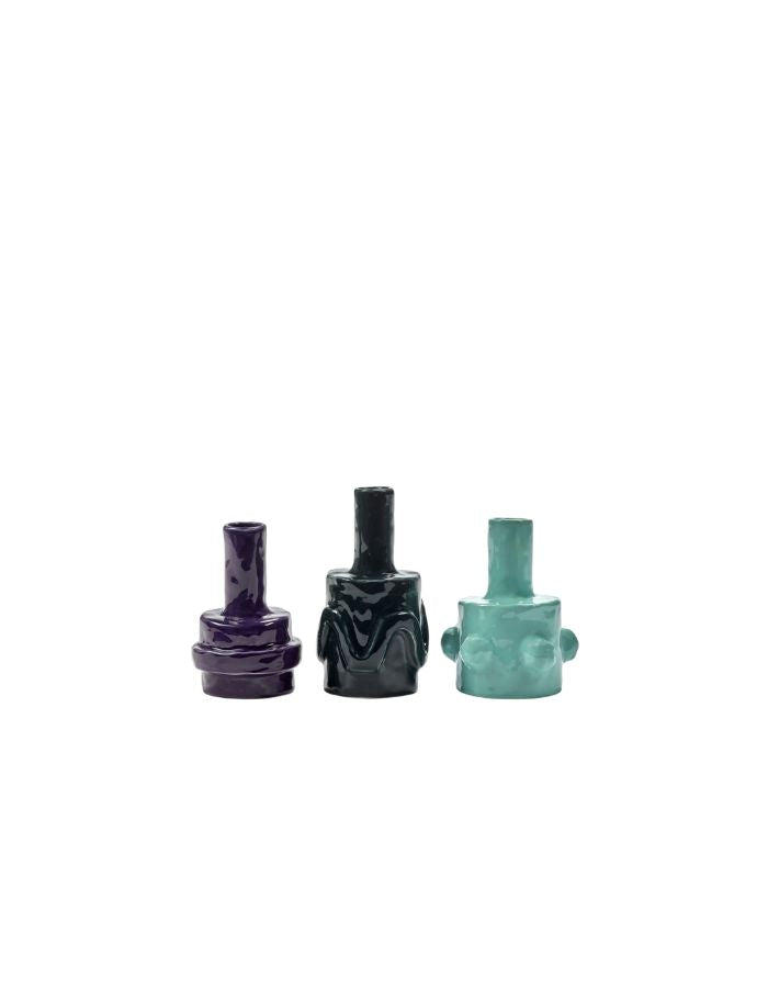 Ensemble de 3 petits vases en céramique émaillée turquoise, bleu pétrole et aubergine aux motifs sculptés variés