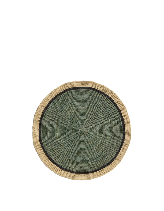 Set de table rond en raphia tressé main, couleur céladon avec bordure naturelle et noire.