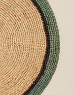 Set de table rond en raphia tressé main, naturel avec bordures céladon et noir.