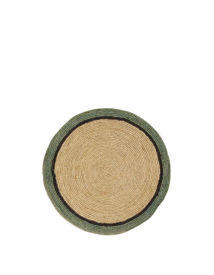 Set de table rond en raphia naturel et céladon, tressé à la main, avec bordure foncée.