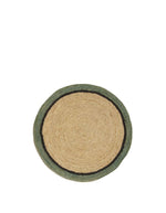 Set de table rond en raphia naturel et céladon, tressé à la main, avec bordure foncée.