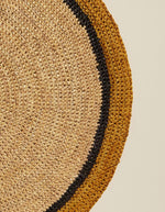 Détail du Set de table rond Globe par Maison Sarah Lavoine, confectionné en raphia naturel tressé à la main. Centre de couleur paille naturelle et bordure contrastée coloris jaune Safran. Design artisanal fabriqué à Madagascar, diamètre 38 cm