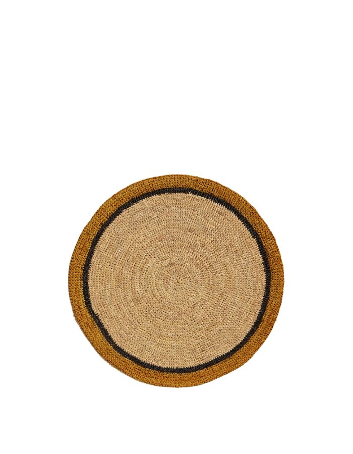 Set de table rond Globe par Maison Sarah Lavoine, confectionné en raphia naturel tressé à la main. Centre de couleur paille naturelle et bordure contrastée coloris jaune Safran. Design artisanal fabriqué à Madagascar, diamètre 38 cm