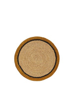 Set de table rond Globe par Maison Sarah Lavoine, confectionné en raphia naturel tressé à la main. Centre de couleur paille naturelle et bordure contrastée coloris jaune Safran. Design artisanal fabriqué à Madagascar, diamètre 38 cm