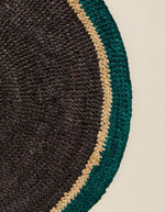 Set de table rond en raphia tressé main, noir, beige et bleu Sarah, avec cercles concentriques.