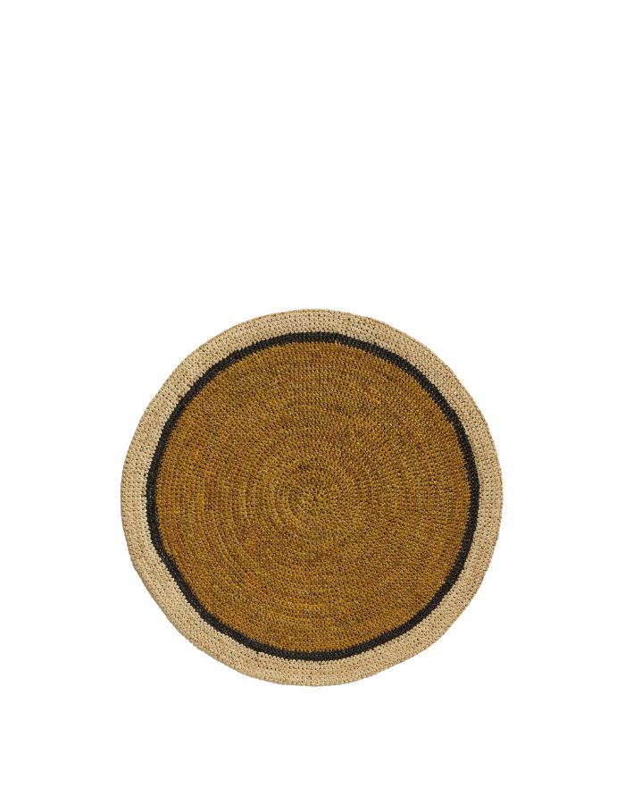 Set de table rond Globe par Maison Sarah Lavoine, confectionné en raphia naturel tressé à la main. Centre de couleur jaune Safran vibrant et bordure contrastée en coloris naturel. Design artisanal fabriqué à Madagascar, diamètre 38 cm.