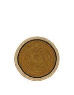 Set de table rond Globe par Maison Sarah Lavoine, confectionné en raphia naturel tressé à la main. Centre de couleur jaune Safran vibrant et bordure contrastée en coloris naturel. Design artisanal fabriqué à Madagascar, diamètre 38 cm.