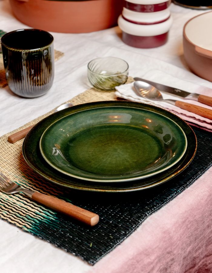 Mise en situation du Set de table rectangulaire Orée Forêt par Maison Sarah Lavoine. Tressage artisanal en fibres naturelles de Carex avec dégradé vert forêt évoquant des silhouettes d'arbres, 45 x 30 cm
