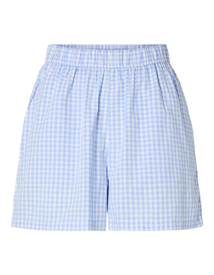 Short taille haute Bibby de la marque PIECES avec imprimé Vichy bleu et blanc. Taille élastiquée, coupe regular fit. Confectionné en coton biologique et polyester recyclé.